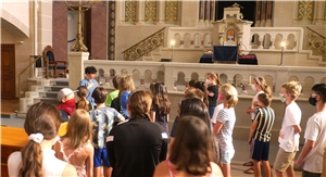 Kinder stehen in einer Synagoge