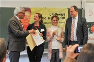 Ulms Oberbürgermeister Gunter Czisch übergibt die Auszeichnung.