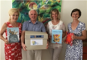 Überreichung einer Interkulturellen Bücherbox an den Familientreff der Caritas Bodensee-Oberschwaben