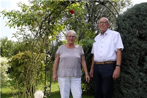 Eine Frau und ein Mann stehen im Garten
