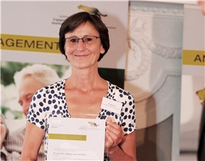 Irene Pill mit Urkunde des Mittelstandspreises 2018