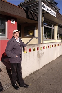 Paul Schobel vor dem Arbeiterzentrum in Böblingen
