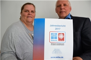 Sandra Hildebrandt und Hermann Josef Quaing präsentieren den aktuellen Jahresbericht der Fachambulanz Sucht. 