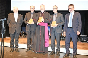 Bischof und Caritasverantwortliche erhalten Jubiläumsbuch