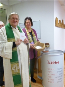 Pfarrer Max-Josef Schwaiger segnet Spendendose