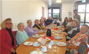 Senioren sitzen nach dem gemeinsamen Frühstück in Bürstadt noch eine Weile zusammen