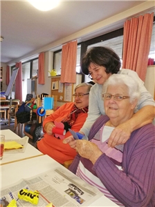 Betreuungsgruppe mit Pflegerin und alten Menschen