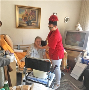Pflegerin pflegt ältere Frau körperlich