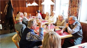 ältere Menschen am Tisch