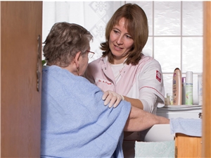 Pflegerin wäscht ältere Frau