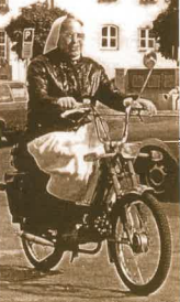 Schwester Verecunda auf dem Rad
