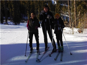 R.B. beim Skilanglauf mit ihren beiden Kindern in Kanada