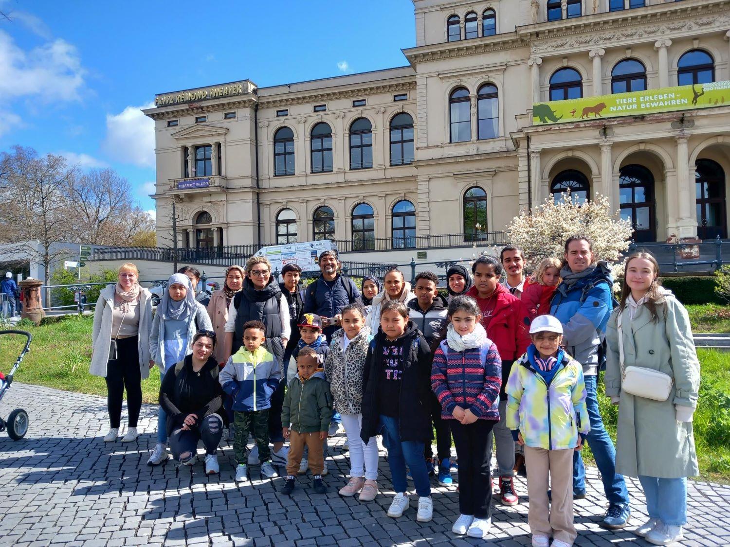 Gruppe Erwachsener und Kinder vor Zoogesellschaftshaus