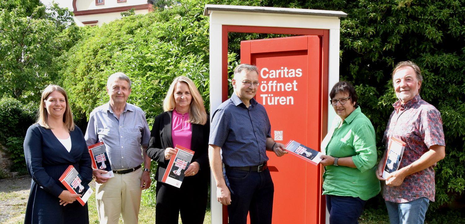 Vorstand und Geschäfstführung präsentieren den Geschöftsbericht an der roten Bank