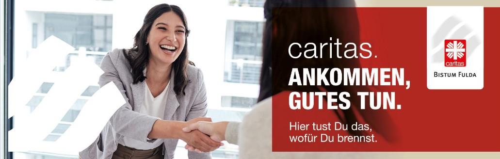 Junge lachende Frau reicht die Hand