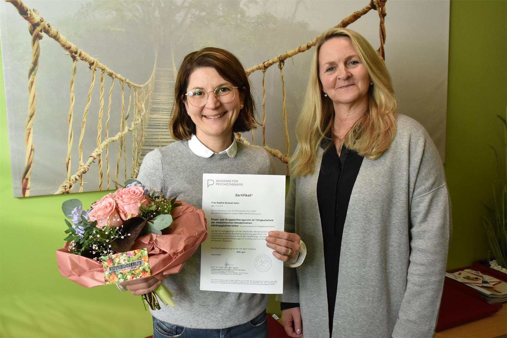 Geschäftsführerin Susanne Saradj (rechts) gratulierte der Sozialtherapeutin Sophie Roland-Zahri (links) zu ihrer herausragenden Leistung.