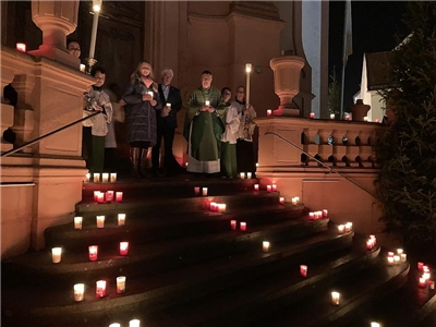 Auf den Stufen zur Stadtpfarrkirche wurden viele Kerzen entzündet.