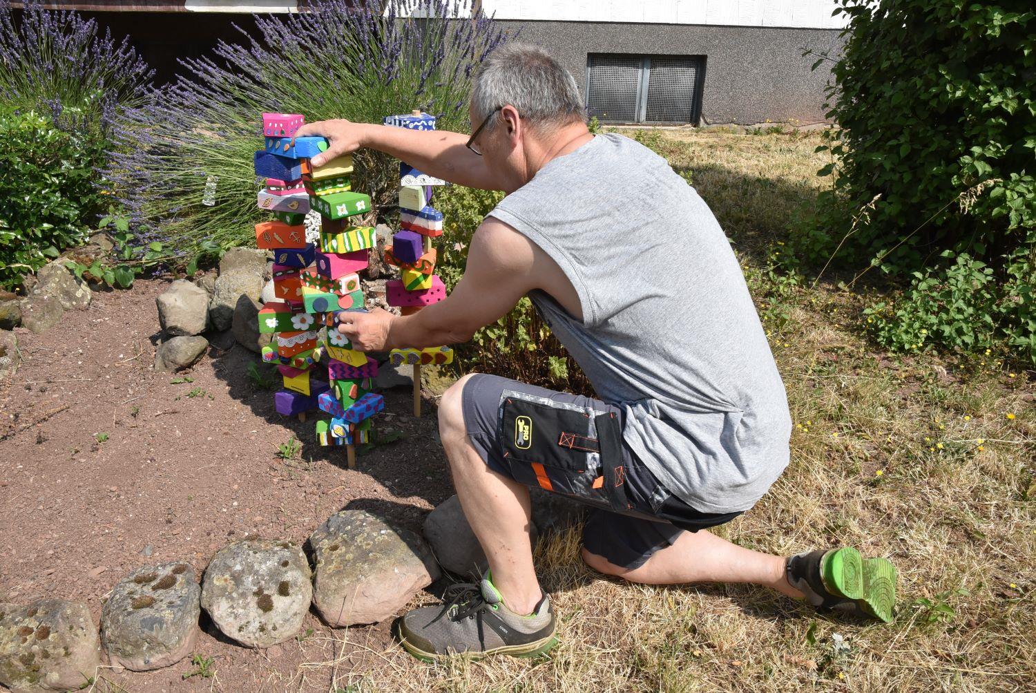 Ditmar Wilde gestaltet ein Gartenprojekt