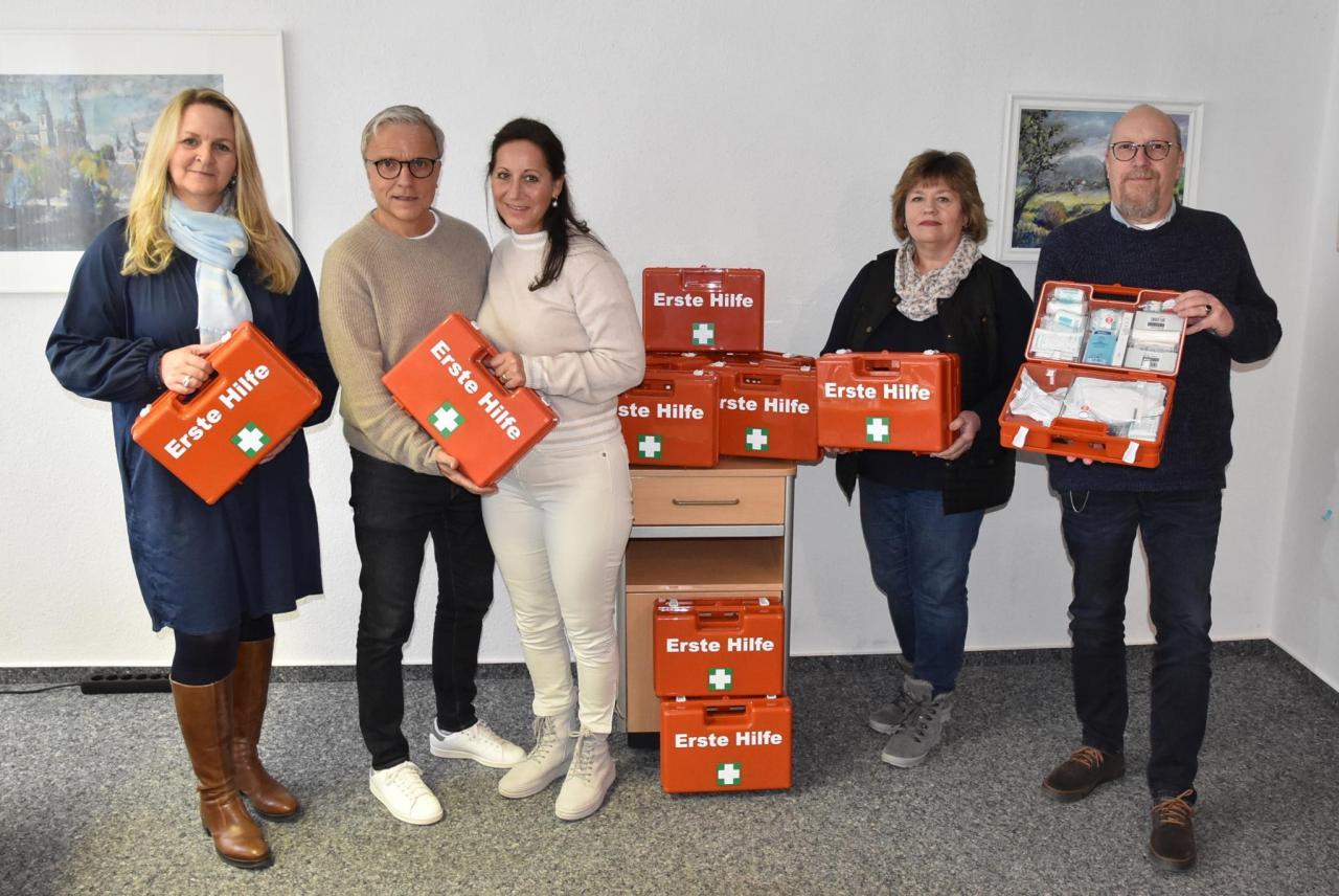 Übergabe Erste Hilfe Kästen