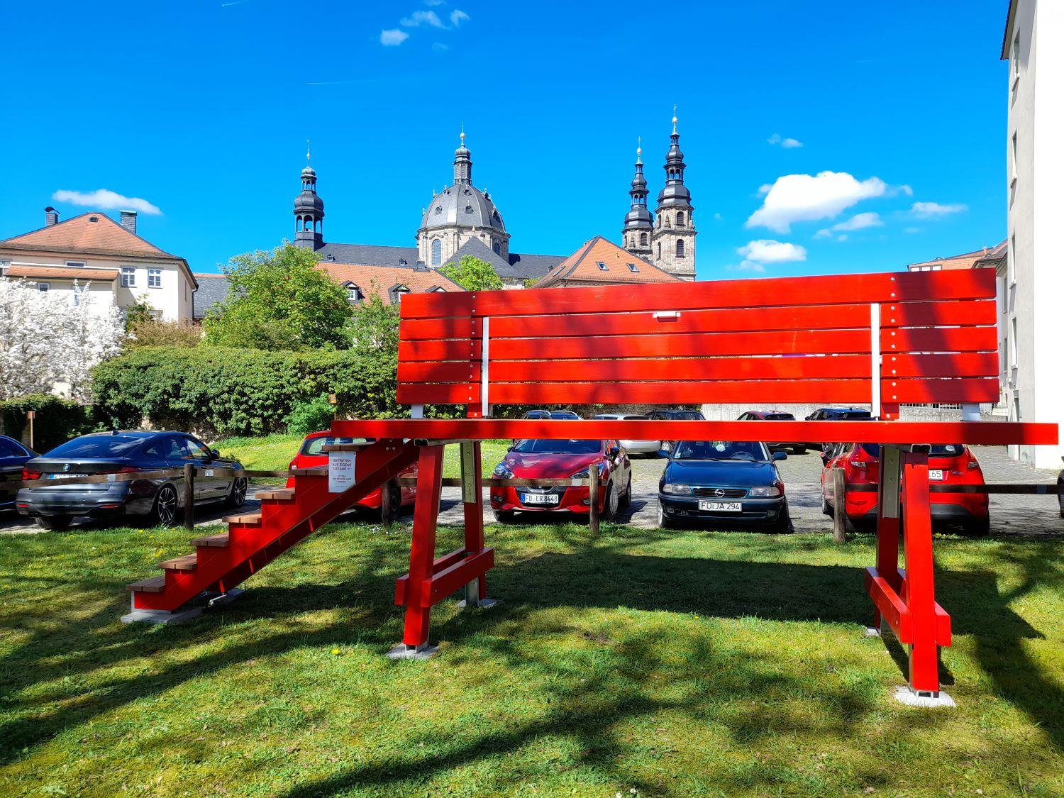 übergroße rote Bank vor dem Dom in Fulda