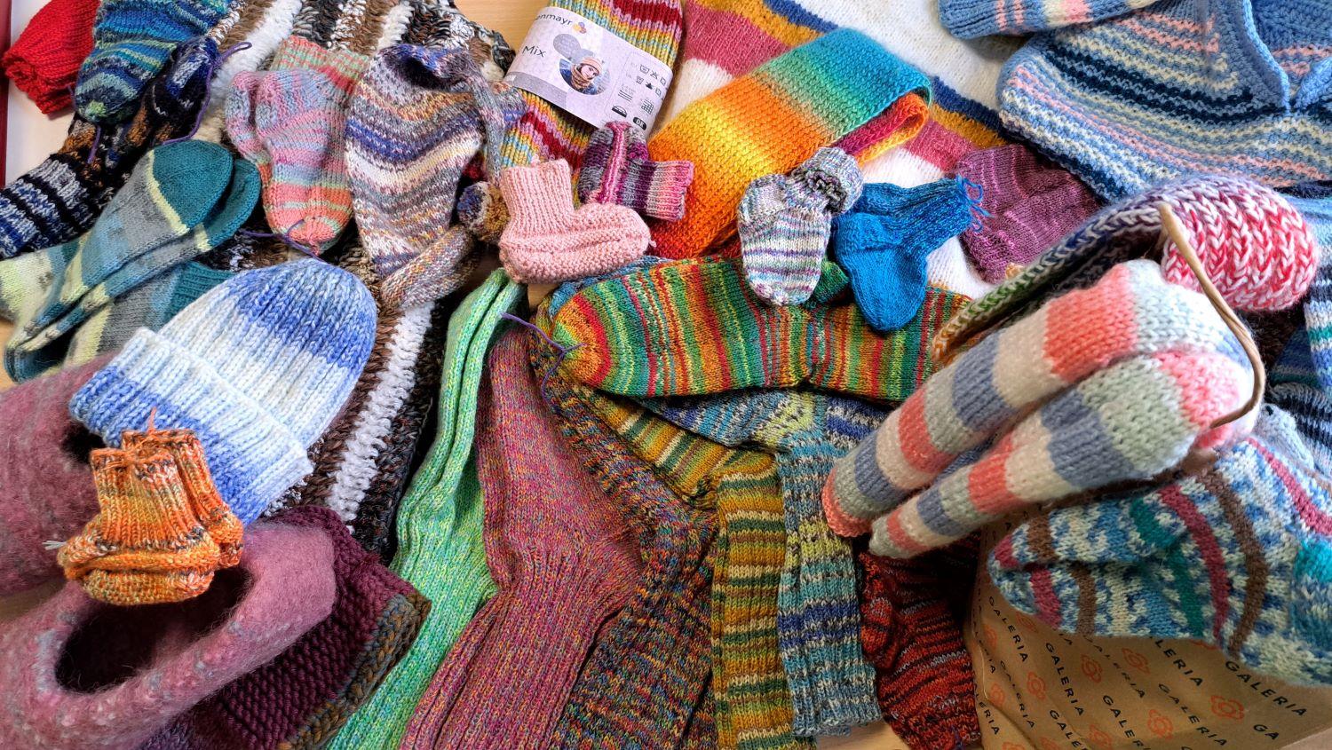 Stricktruppe spendet Socken und Mützen