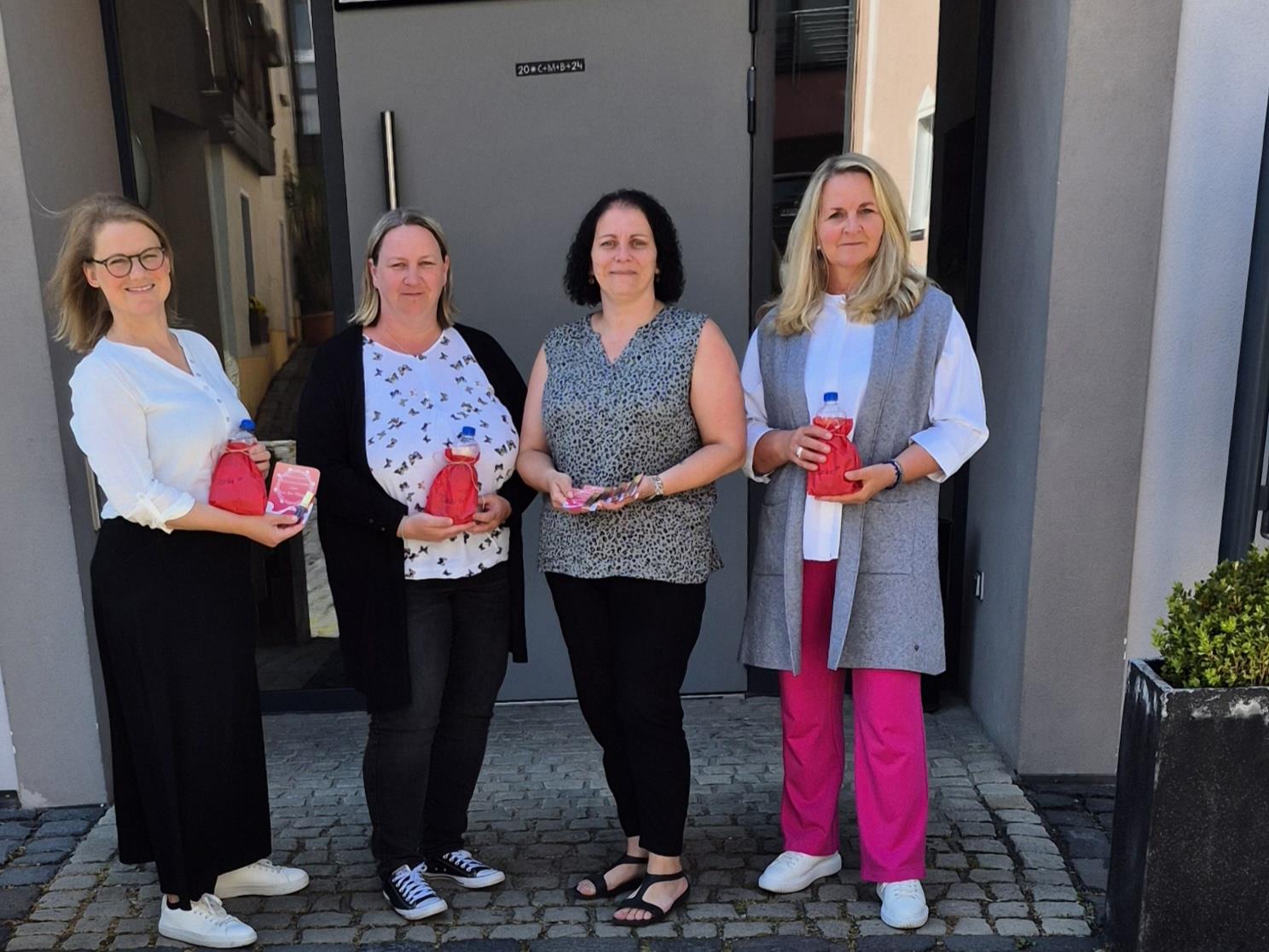 Vier Frauen stehen auf einer Treppe