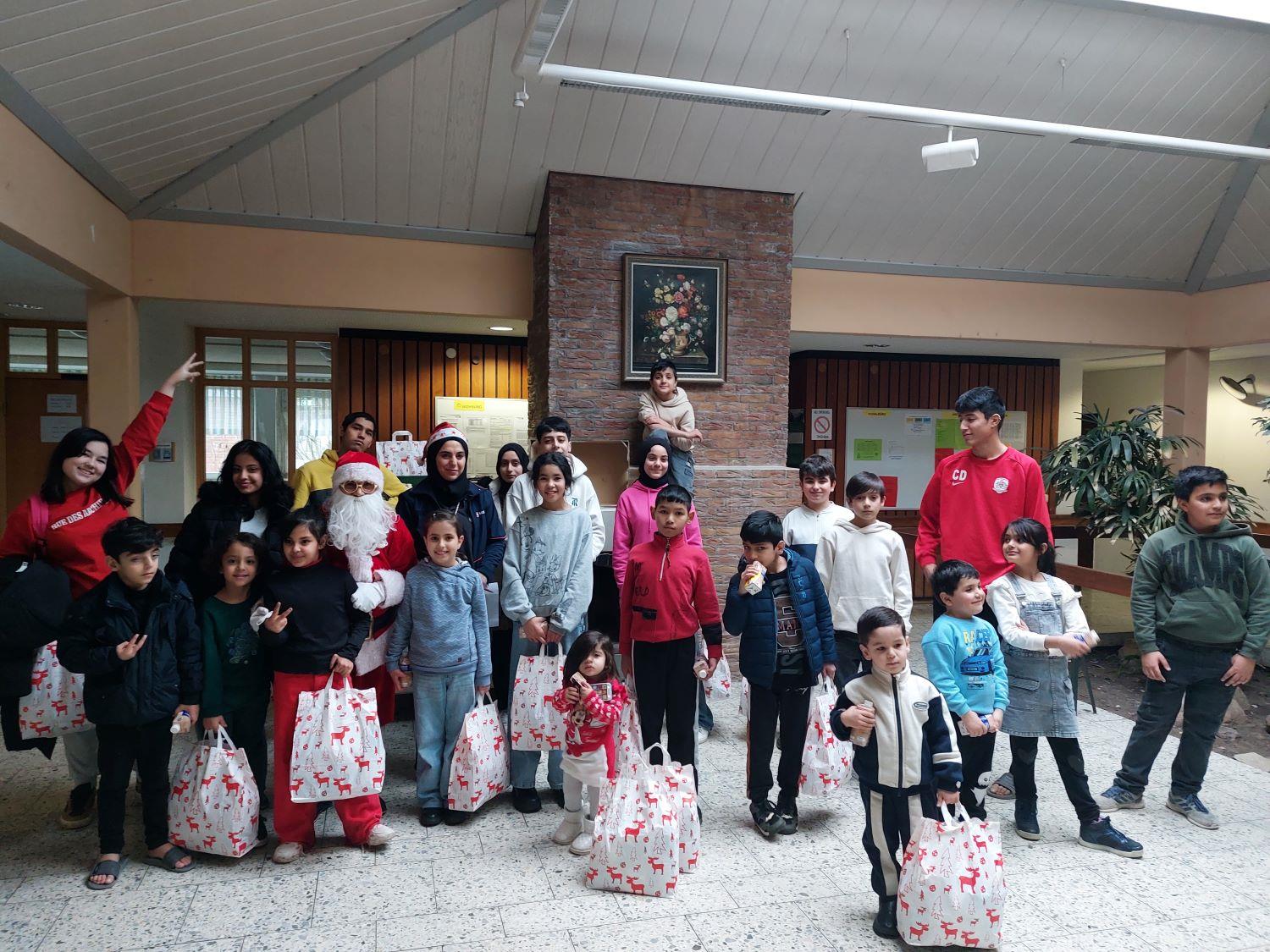 Freudige Kinder mit Weihnachtspäckchen