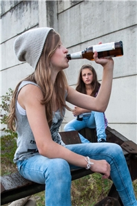 Jugendliche trikt Alkohol.