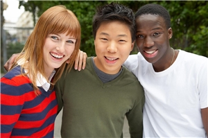 Drei junge Menschen unterschiedlicher Herkunft