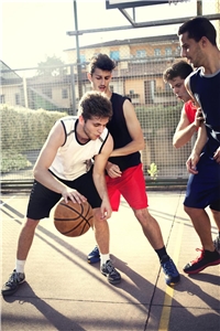 Junge Menschen spielen Basketball