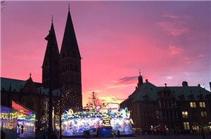 Bremer Weihnachtsmarkt im Sonnenuntergang