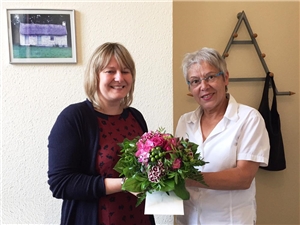 Peggy Bötcher bekommt Blumen zum Jubiläum von Lisa Schulte