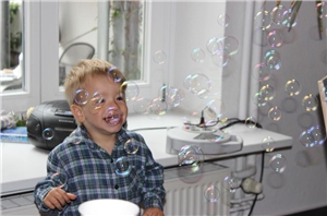 Kinder freut sich über Seifenblasen