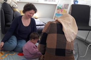 Hebammen mit Flüchtlingsfrau und ihrem Baby