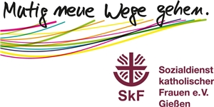 Logo des SkF e.V. Gießen kombiniert mit einem Schriftzug "mutig neue Wege gehen" und bunten Linien, die Wege andeuten 