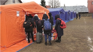 Flüchtlinge aus der Ukraine beziehen ein Zelt