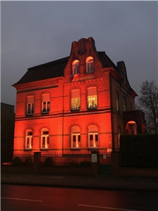 Orange Day Gebäude illuminiert