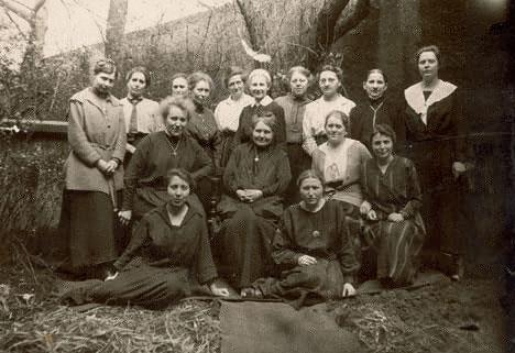 Die Gründerin des SkF heißt Agnes Neuhaus. 
Sie hat den SkF zusammen mit anderen Frauen gegründet.