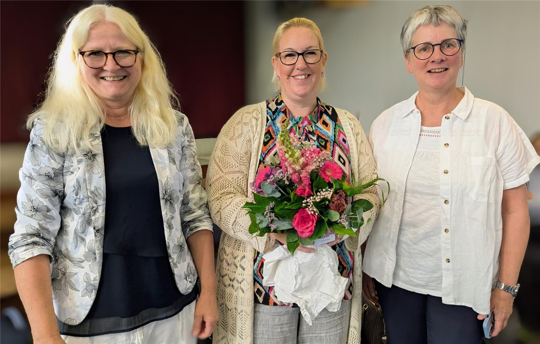 Ute Pällmann steht ganz links auf dem Foto. In der Mitte steht Denise Rühl. Ganz rechts auf dem Foto steht Yvonne Fritz.
