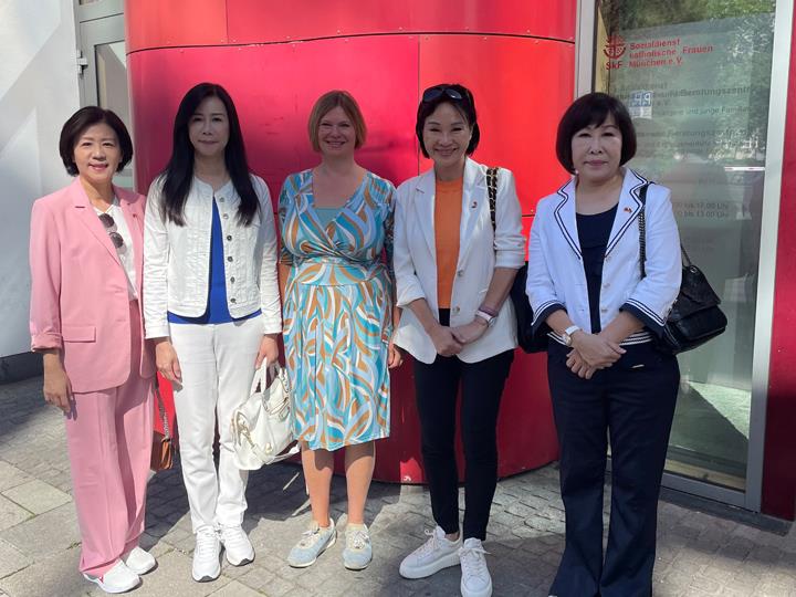 Auf dem Bild sind fünf Personen zu sehen: Yu-Min Wang ist eine Sozialarbeiterin. Sie sitzt auch im Gesundheitsausschuss und führt ihn an.Mei-Ling Wan ist eine Parlamentarierin. Sie ist auch die Leiterin einer Delegation. Außerdem arbeitet sie im Ausschuss für Kultur und Bildung.Bettina Nickel ist eine Juristin. Sie leitet den SkF München. SkF München ist eine Organisation in München.Chih-En Ko ist eine Professorin für Psychologie. Sie leitet den Ausschuss für Bildung und Kultur.Yu-Ling Lu arbeitet im Ausschuss für Wirtschaft.