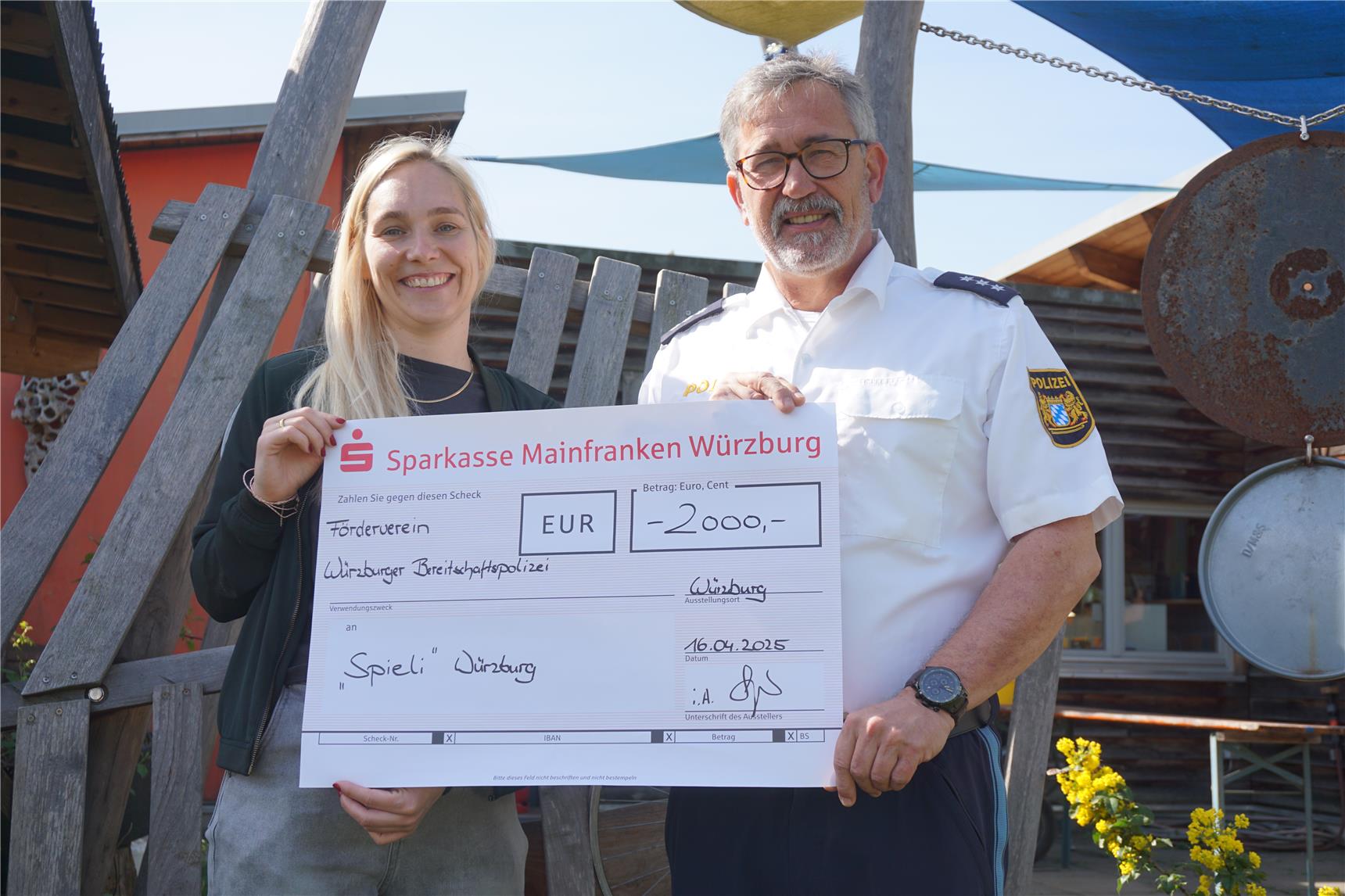 Isabelle Hassemer und Manfred Seger sind auf dem Gelände von SPIELI.
