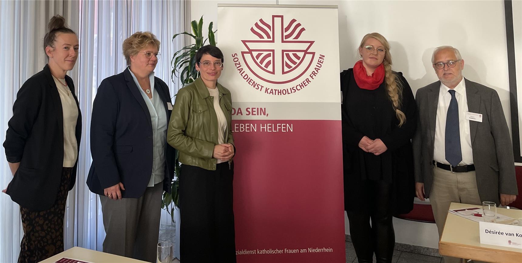 Josefine Paul ist eine Landes-Ministerin. Sie war zu Besuch bei einer Veranstaltung. Die Veranstaltung heißt "politisches Kaffeegespräch".Diese Veranstaltung hat der SkF organisiert. SkF ist eine Abkürzung. Sie steht für Sozialdienst katholischer Frauen. Der Sozialdienst katholischer Frauen hilft Menschen in Not.Die Veranstaltung fand im Kreis Kleve statt. Kleve ist ein Ort in Deutschland.Josefine Paul hat dort mit verschiedenen Personen gesprochen. Zum Beispiel mit Désiree van Koeverden, Inga Veeger, Kathrin Geraths und Dieter Paeßens. Inga Veeger ist der Chef vom SkF. Dieter Paeßens macht die Geschäfte für den SkF.Sie haben über ein wichtiges Thema gesprochen. Das Thema war: Frauen, die wenig Geld haben. Und wie es diesen Frauen in ihrem Leben geht.