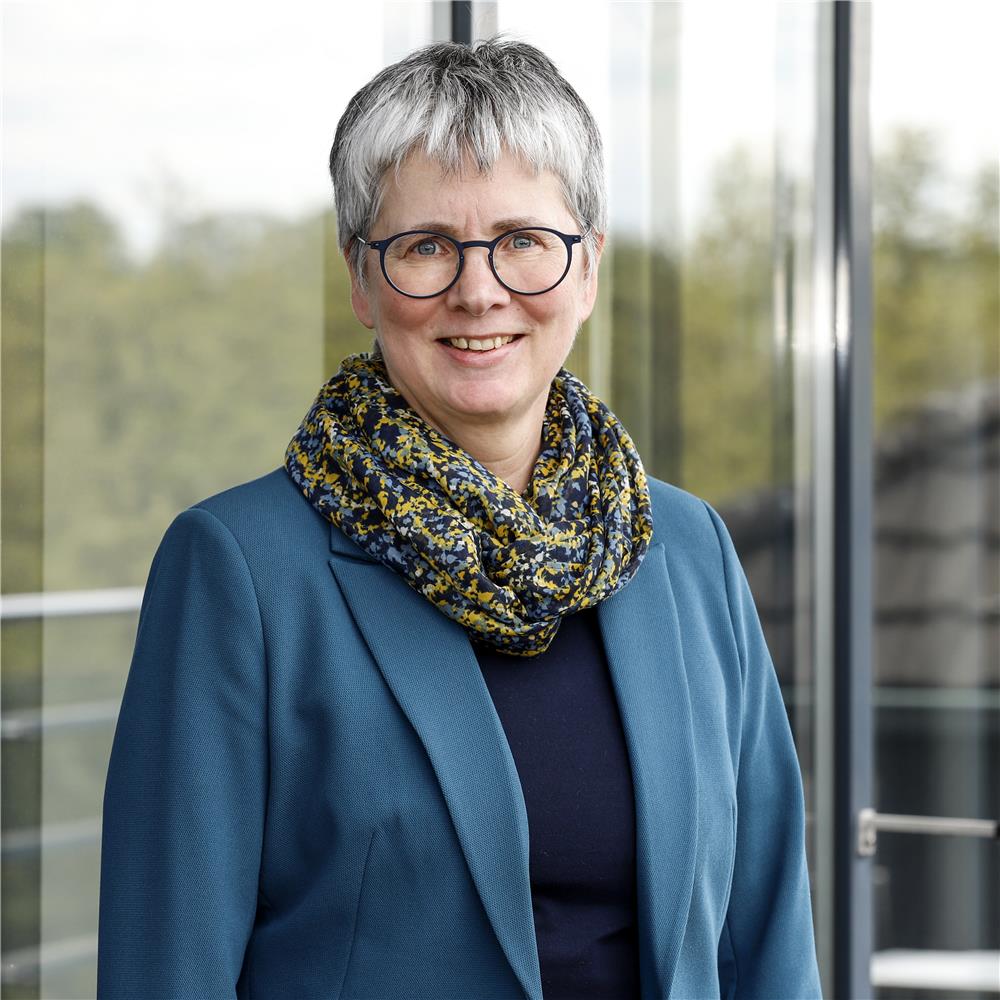 Yvonne Fritz gehört zu einer Gruppe von Leuten. Diese Gruppe nennt sich Vorstand. Sie arbeitet für eine Organisation. Die Organisation heißt SkF-Gesamtverein. Das ist ein großer Verband. Dieser Verband gehört zur Kirche. Es ist der Dachverband vom Sozialdienst der katholischen Frauen. Das nennt man kurz SkF.