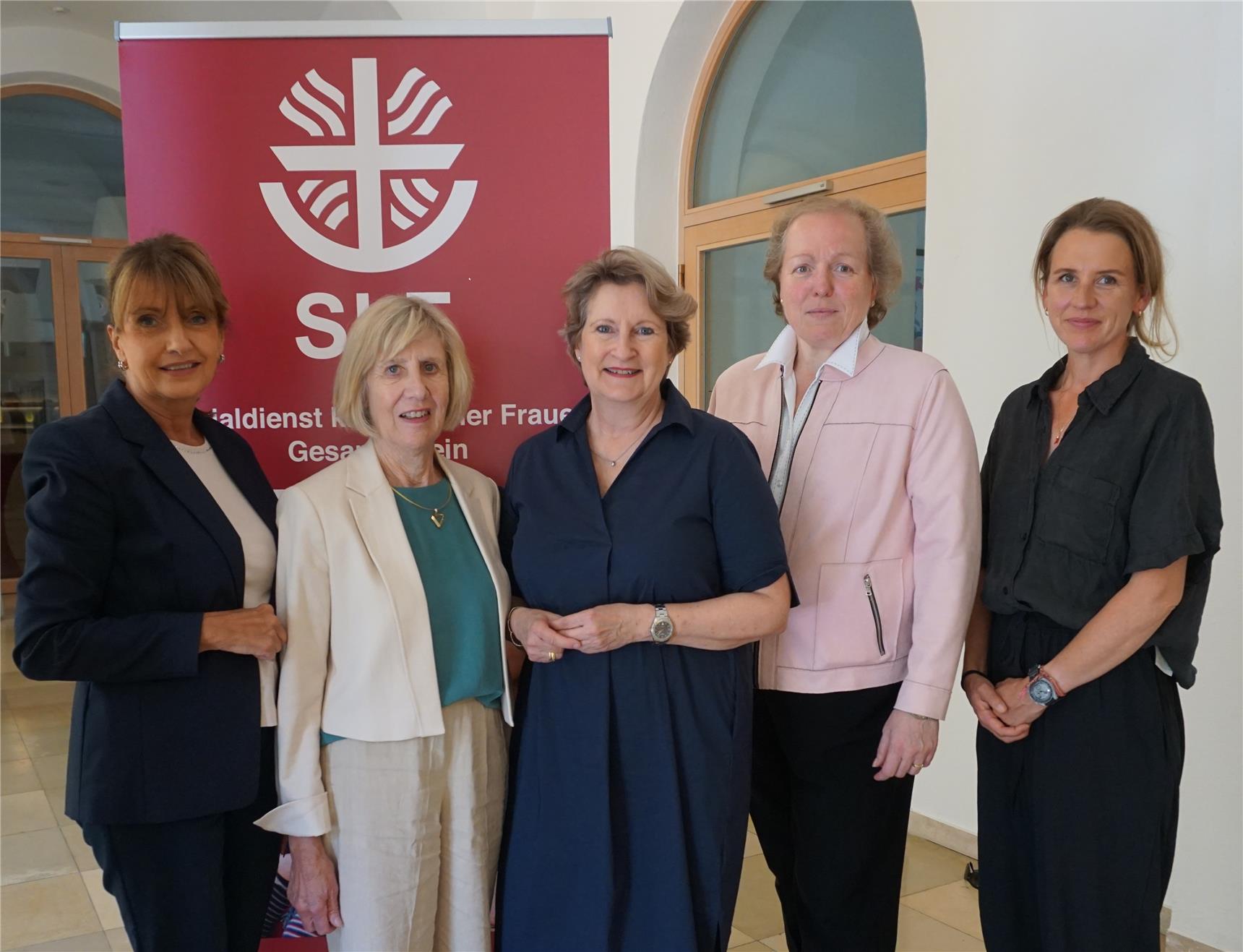 Die Mitglieder vom SkF-Rat sind:
Claudia Salzburg,
Jutta Meyer (sie hilft der Vorsitzenden),
Dr. Ursula Pantenburg (sie ist die Vorsitzende),
Petra F. Kaiser-Schenk,
und Alma Thoma.