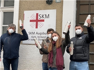 Stefan Weggler übergibt dem SKM Augsburg über 100 Thermoskannen für den Kältebus