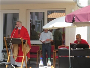 Patronatsfest Wir sind zu Gast beim Gottesdienst. Der Pfarrer verkündet das Wort Gottes.