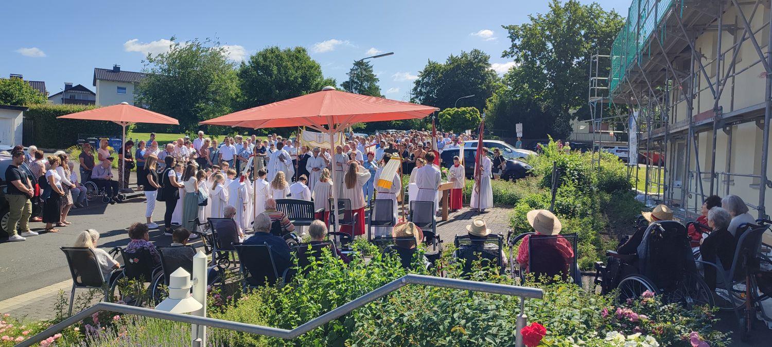 Fronleichnamsprozession im Garten des Altenpflegeheim St.Bonifatius