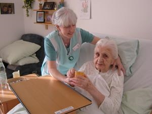 Mitarbeiterin beim Trinken Mitarbeiterin beim Trinken