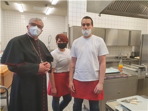 Bischof Wiesemann in der Küche