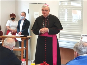 Bischof Wiesemann spricht zu den Bewohnern